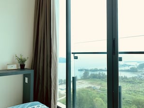 Tirai kedap cahaya, setrika/meja setrika, Wi-Fi gratis, dan seprai linen