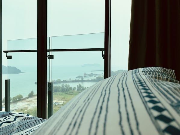 Tirai kedap cahaya, setrika/meja setrika, Wi-Fi gratis, dan seprai linen