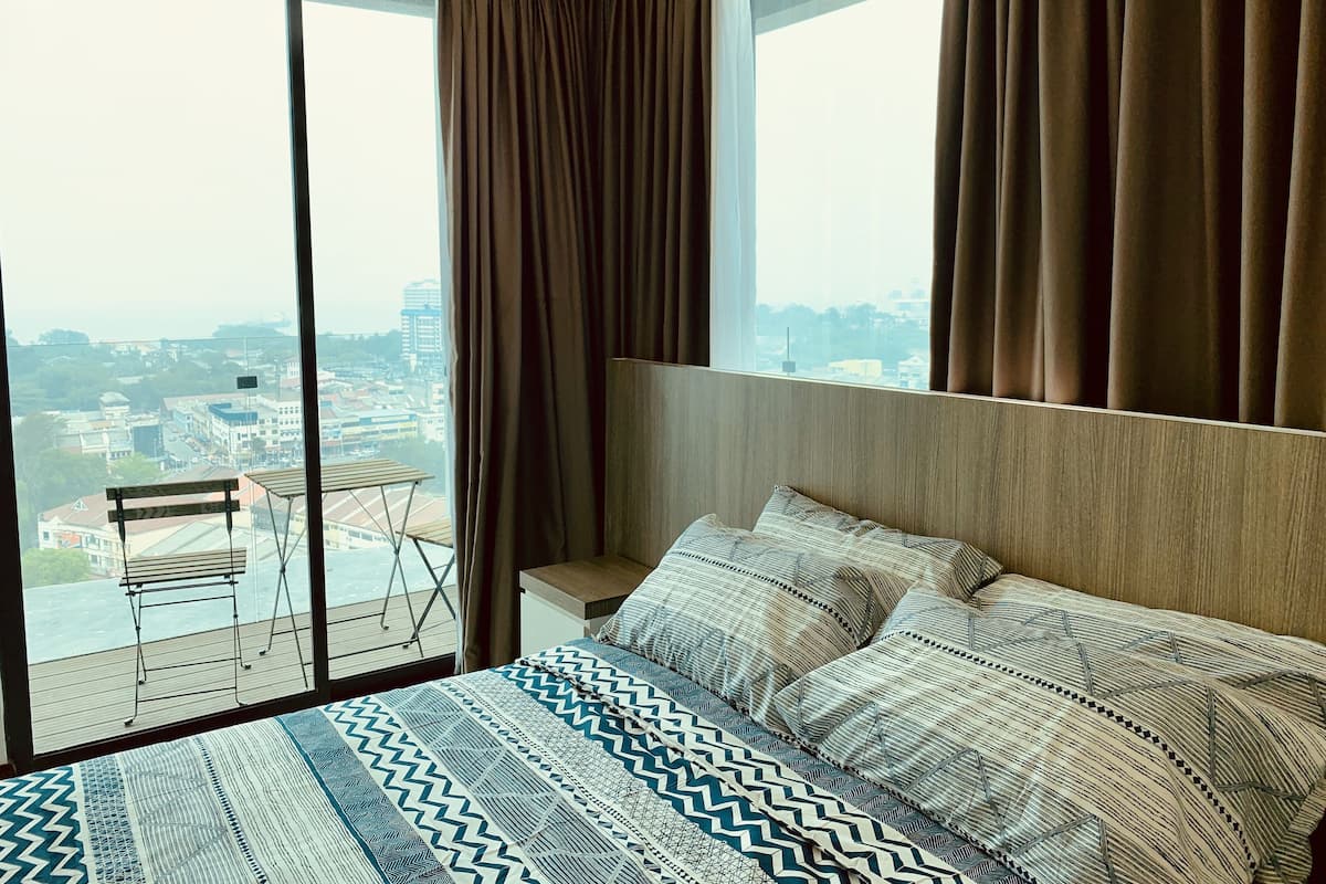 2 bilik tidur, langsir/tirai gelap terus, seterika/papan seterika