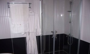 Chaumière familiale, 1 chambre | Douche de la salle de bain