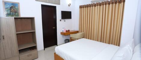 Business Single Room | Minibar, in-room safe, desk, laptop workspace