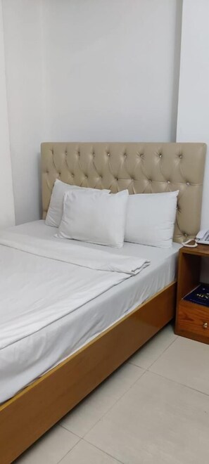 Minibar, brankas, meja kerja, dan ruang kerja ramah laptop