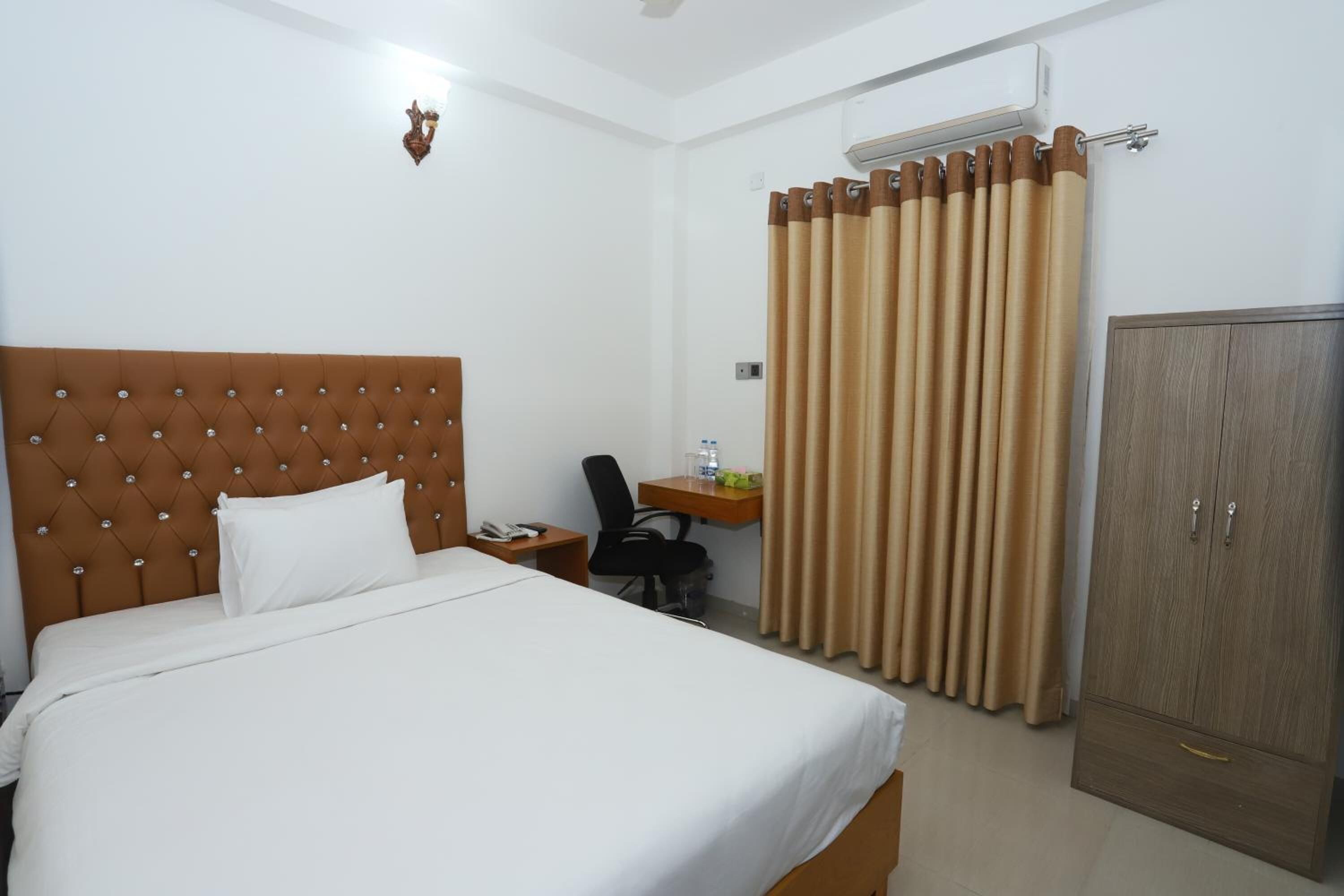 minibar, in-room safe, desk, laptop workspace