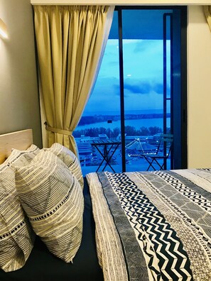 Cortinas blackout, tabla de planchar con plancha y wifi gratis 