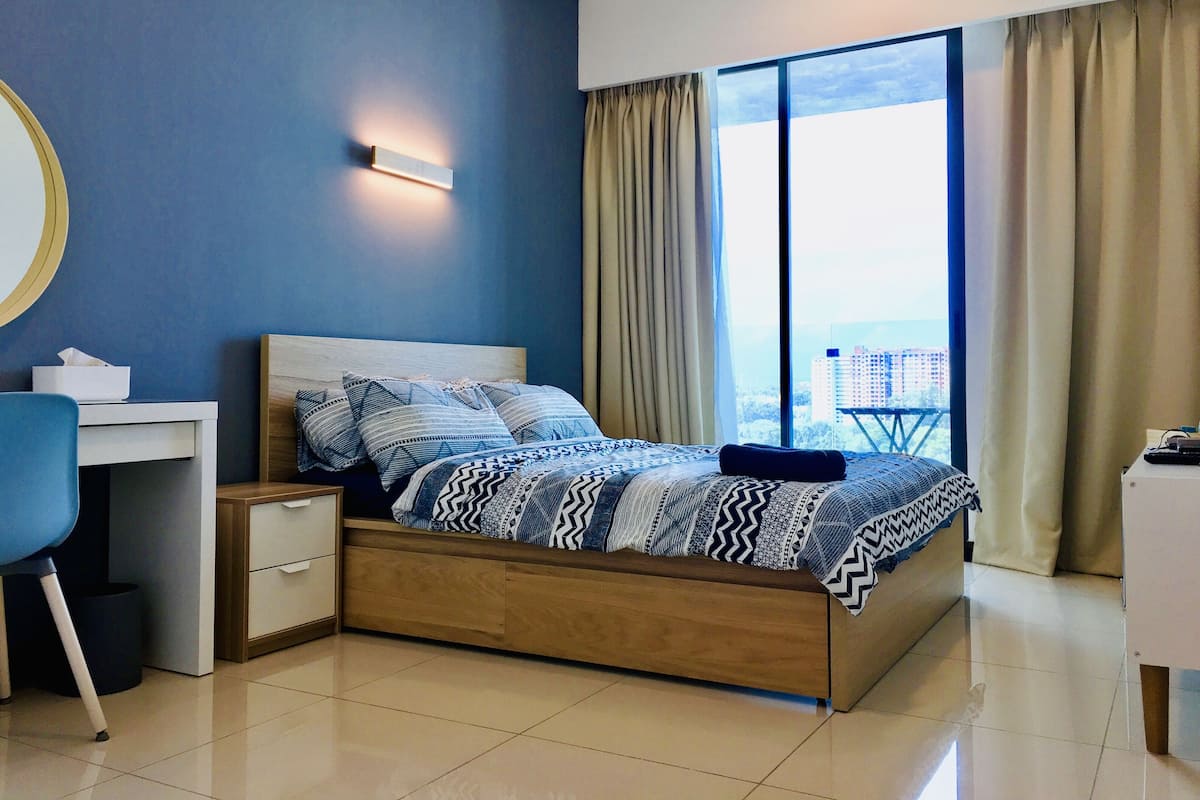2 habitaciones, cortinas blackout y tabla de planchar con plancha