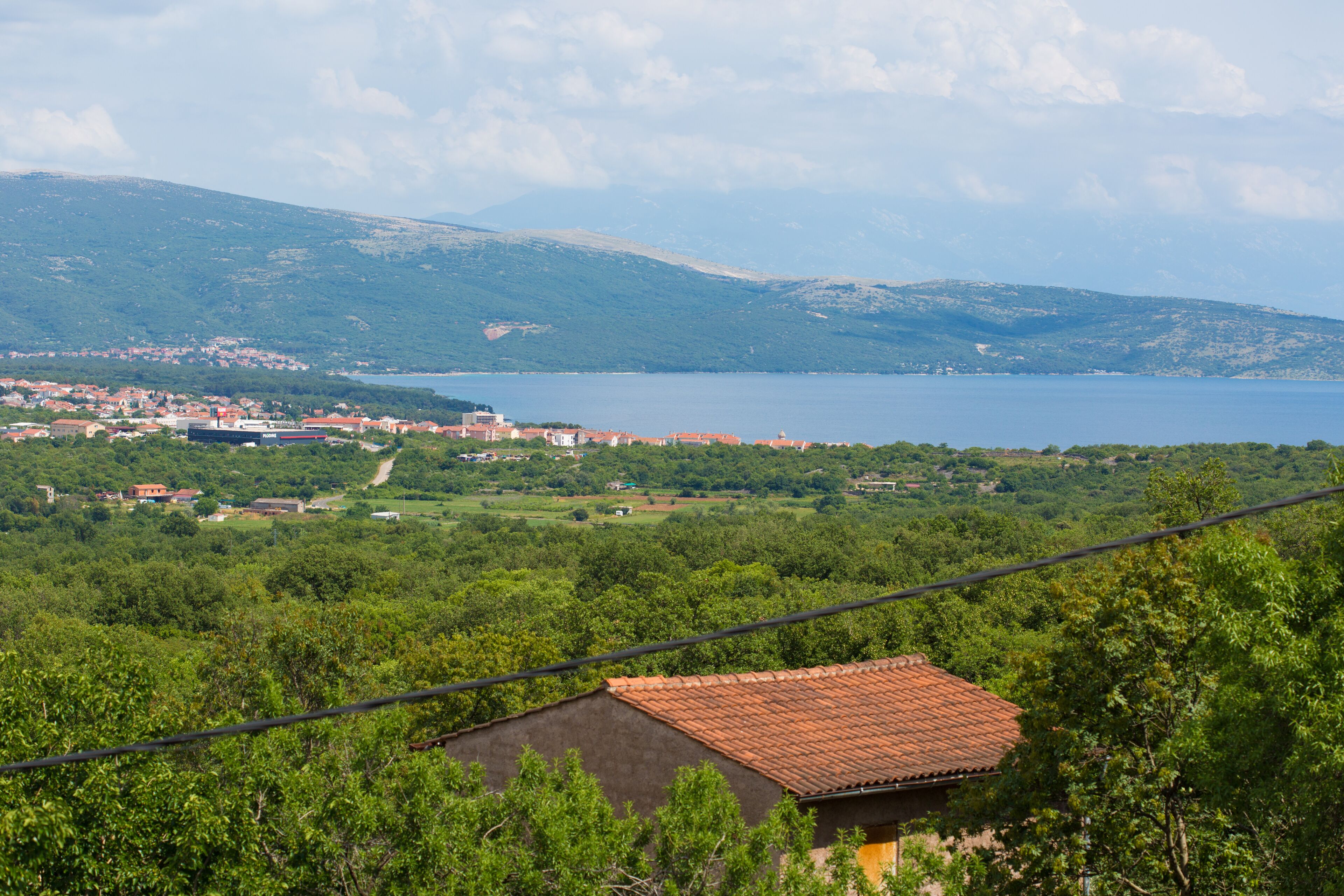 Eine Küstenstadt mit Blick auf das Meer und die Berge.