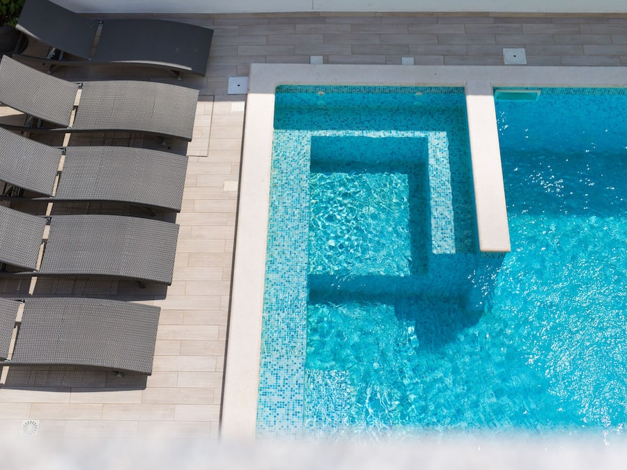 Piscine extérieure (ouverte en saison), chaises longues