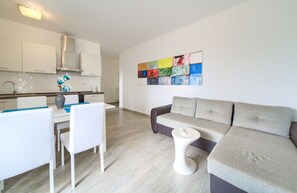 Leilighet, 2 soverom | Oppholdsområde | Flatskjerm-TV