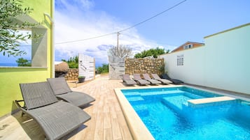 Kauden mukainen ulkouima-allas avoinna 7.00–22.00, aurinkotuoleja