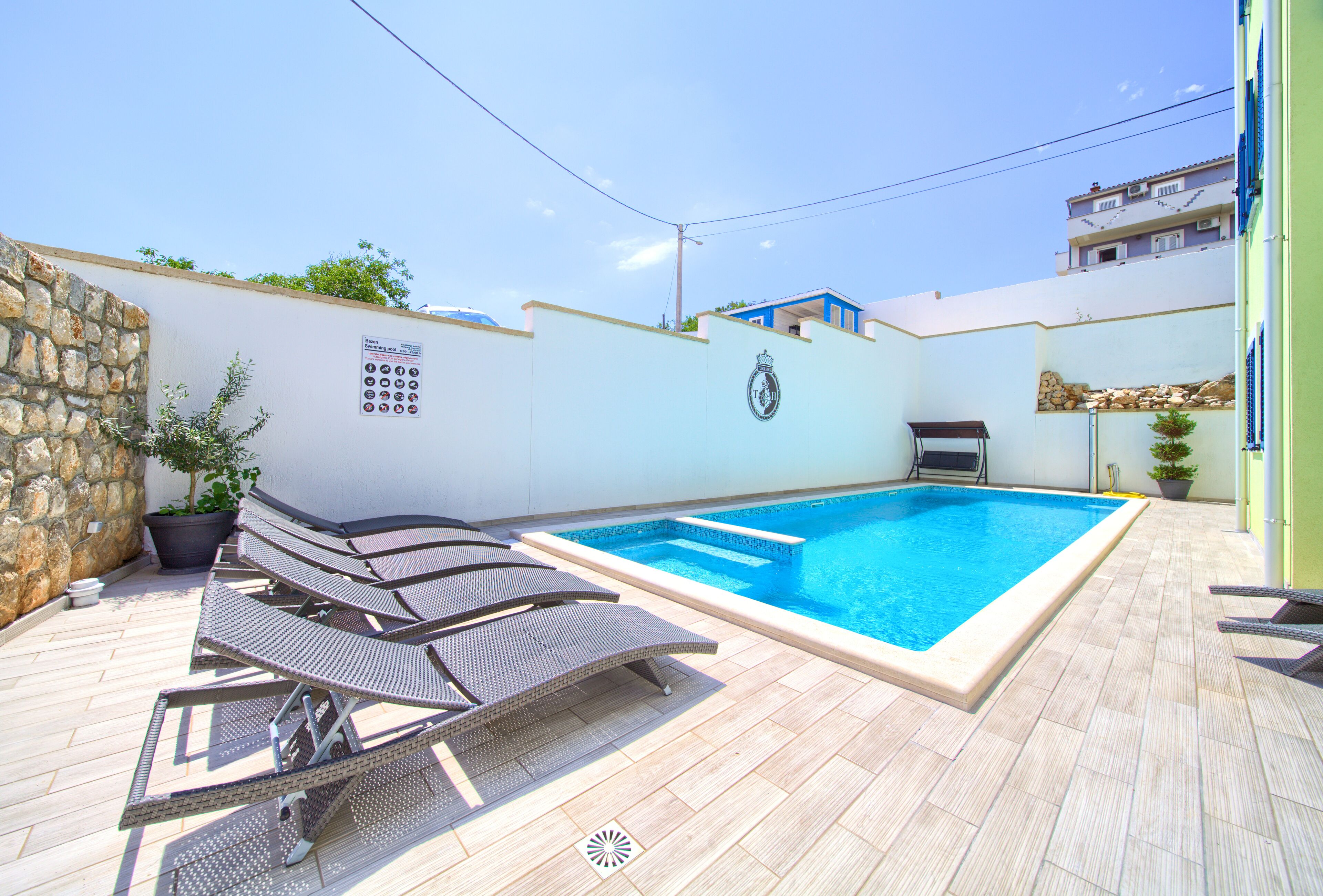 季節限定屋外プール、営業時間 7:00 ～ 22:00、サンラウンジャー