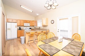 Duplex, 3 Bedrooms | Dining