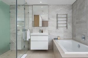Departamento Grand | Baño | Secadora de cabello y toallas 