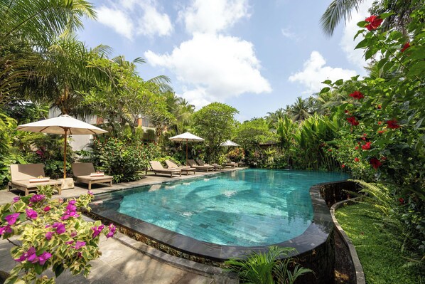 Außenpool, geöffnet von 07:00 Uhr bis 19:00 Uhr, Sonnenschirme