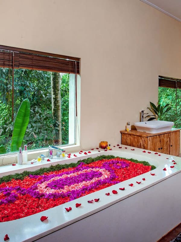 Couples treatment rooms, body treatments, aromatherapy
