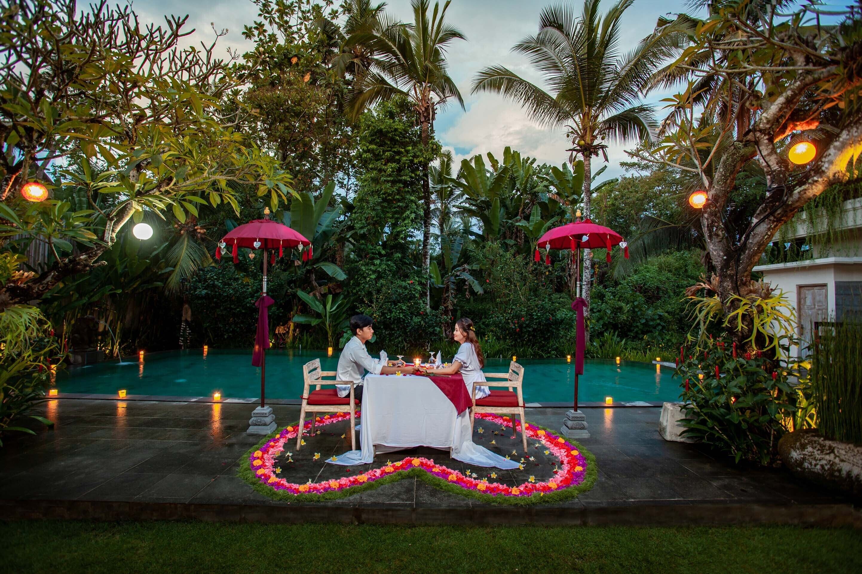 Breakfast, lunch and dinner served