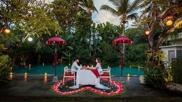 Breakfast, lunch and dinner served