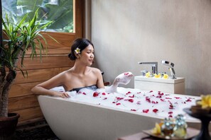 Private spa tub - The Kalyana Ubud Resort (Ubud)