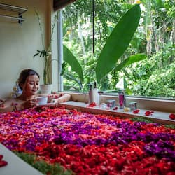 Couples treatment rooms, body treatments, aromatherapy