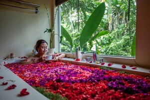 Couples treatment rooms, body treatments, aromatherapy