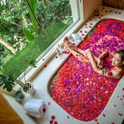 Couples treatment rooms, body treatments, aromatherapy