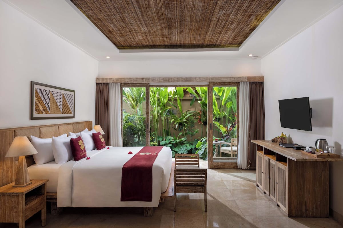 Habitación Deluxe, vistas al jardín | 1 dormitorio, ropa de cama de alta calidad, minibar y escritorio