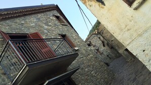 Vista frontal de la propiedad