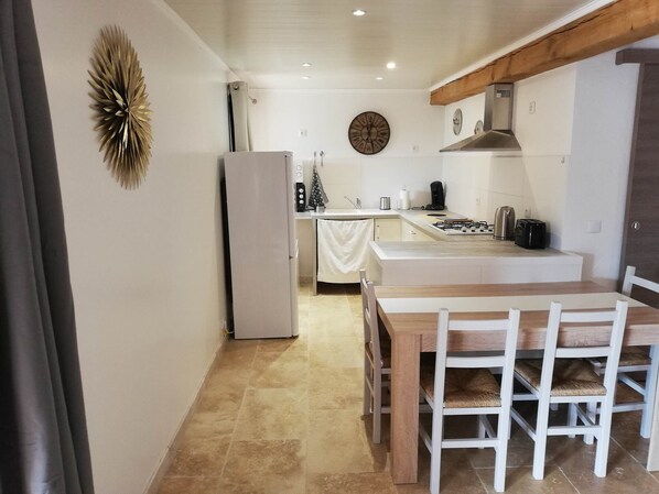 Fridge, microwave, oven, coffee/tea maker - ACCOMMODATION "LE SAINT JACQUES" 1 double room (Tour-de-Faure)