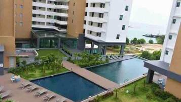 Hồ bơi ngoài trời