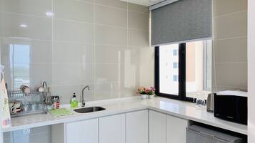 Tủ lạnh nhỏ, ấm điện, dụng cụ vệ sinh