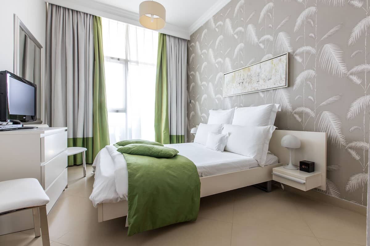 Deluxe Apartment, 1 Bedroom | Egyptian cotton sheets, premium bedding, in-room safe, blackout drapes