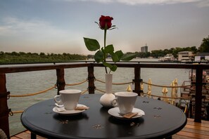 Outdoor dining - Bahus Inn (Belgrade)