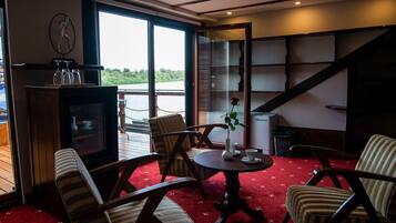 Business Studio Suite | Egyptian cotton sheets, premium bedding, minibar, in-room safe