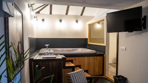 Royal Studio Suite | Jetted bathtub - Bahus Inn (Belgrade)