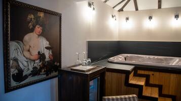 Royal Studio Suite | Jetted bathtub