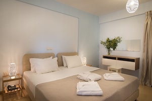 Caja de seguridad en la habitación, escritorio y cortinas blackout