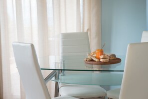 Apartment, 1 Bedroom, Sea View | Ruang tamu | TV LCD