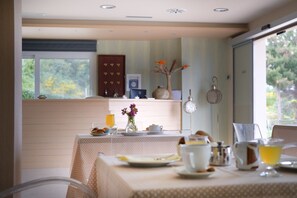 Daily buffet breakfast for a fee - Baywatch Hotel (Messini)