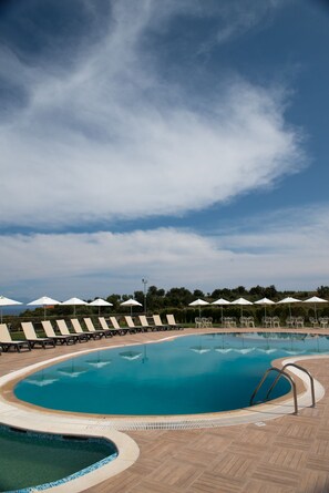 Utomhuspool, öppet 08.30 till 20.30, parasoller och solstolar