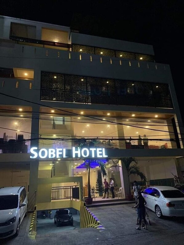 Bagian depan properti - sore/malam