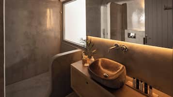 Infinity Residences with Outdoor Hot Tub | Kamar mandi | Shower, perlengkapan kamar mandi ramah lingkungan, dan pengering rambut