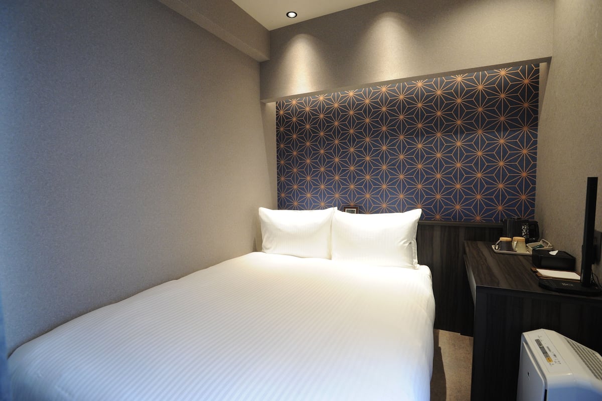 Quarto econômico | Frigobar, cofres nos quartos, individualmente decorados, escrivaninha