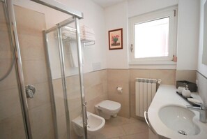 Dusche, Haartrockner, Bidet, Handtücher
