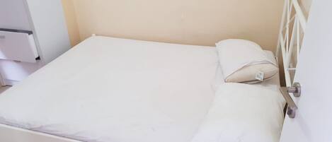 Escritorio, wifi gratis y ropa de cama