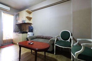 Căn hộ | Phòng khách | TV màn hình phẳng 32-inch có truyền hình vệ tinh, TV LCD 