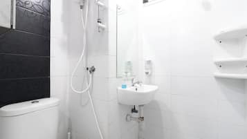 Studio | Kamar mandi | Shower dan handuk
