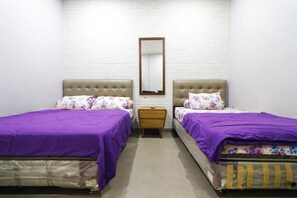 Espacio para trabajar con laptop y ropa de cama 