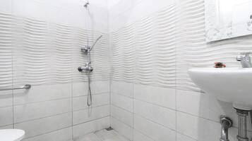 Triple Room | Bathroom | Shower, rainfall showerhead, towels