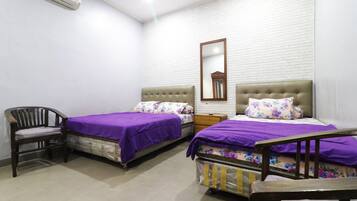 三人房 | 笔记本电脑工作区、床单