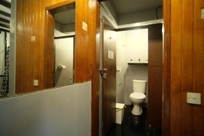 Shower, free toiletries, towels - Inap At Capsule Thamrin (Jakarta)