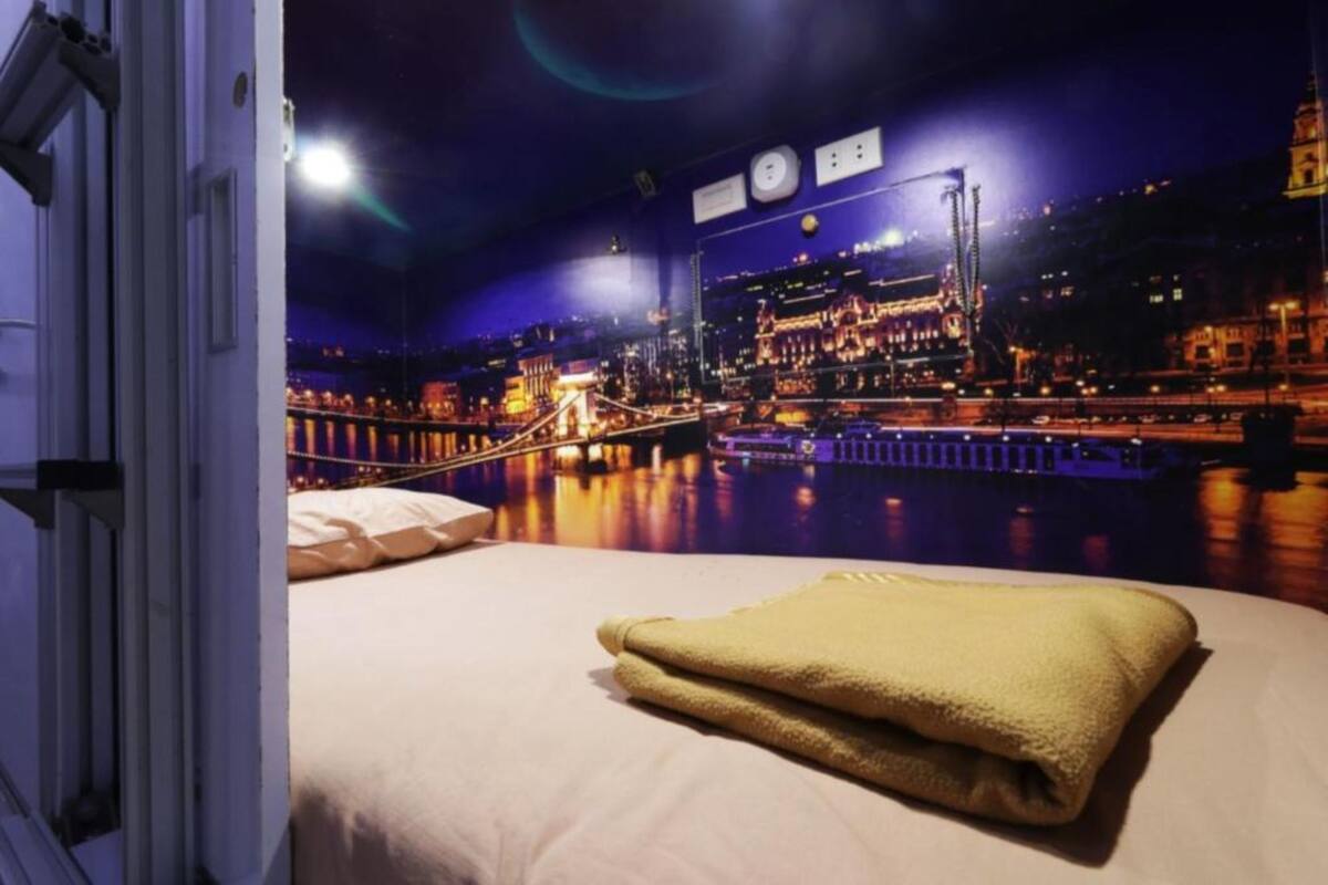 واي فاي مجانًا وملاءات أسرّة
